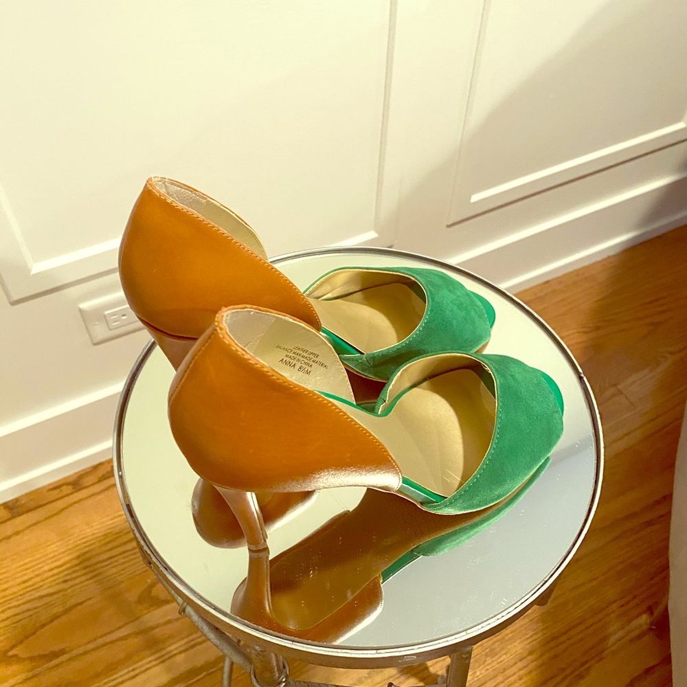 Coach and Four Two-Tone Heels (NWOT)